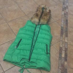 Sleeveless bomber jacket.